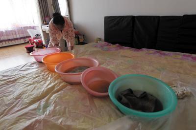 南城楼上漏水，住户失联，小区没物管，业主维权难！律师来支招……